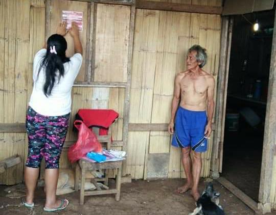 Wujud Keterbukaan, Pemdes Rumengkor Tempel Stiker di Rumah Penerima Bantuan 