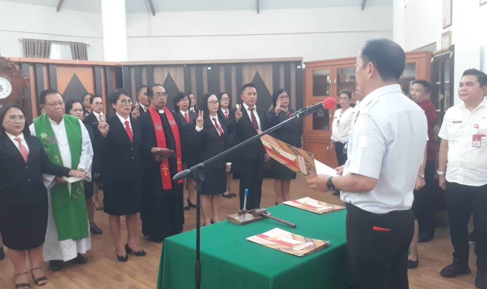 Walikota Caroll Lantik Kepsek TK, SD dan SMP