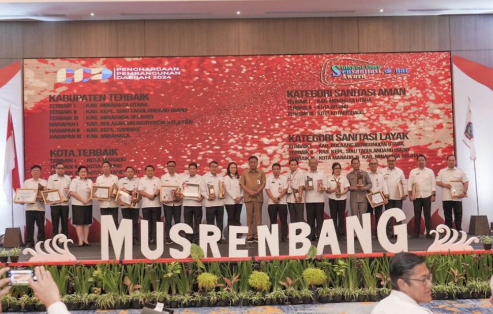 Penjabat Bupati Jemmy Kumendong Terima  Penghargaan Pembangunan Daerah dari Pemprov Sulut