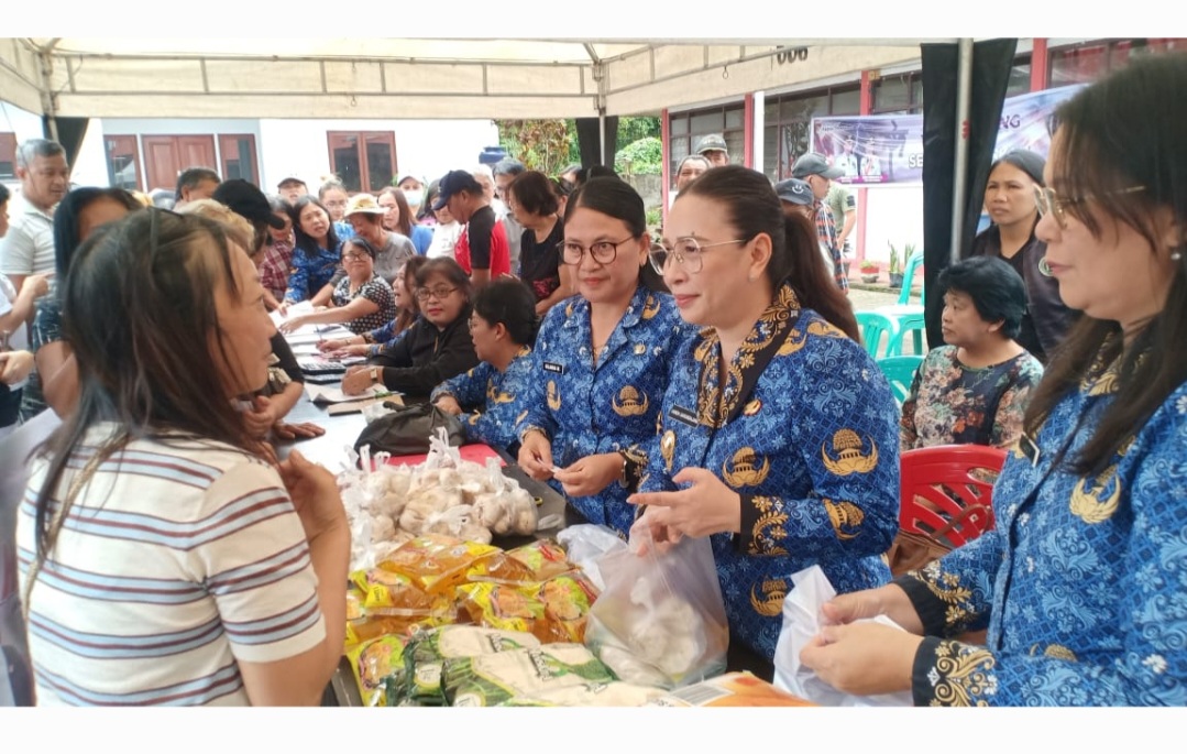 Sambut Paskah, Wabup VaSung Layani Ratusan Warga Kawangkoan dalam Gerakan Pangan Murah