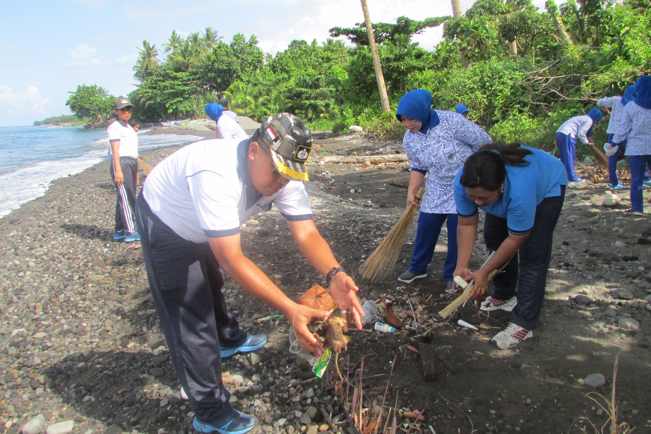 Peringati HUT ke-72, Lanal Tahuna Bersih Pantai