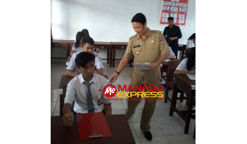 Wabup Minahasa Bagikan Soal UN di SMA Negeri 1 Tompaso