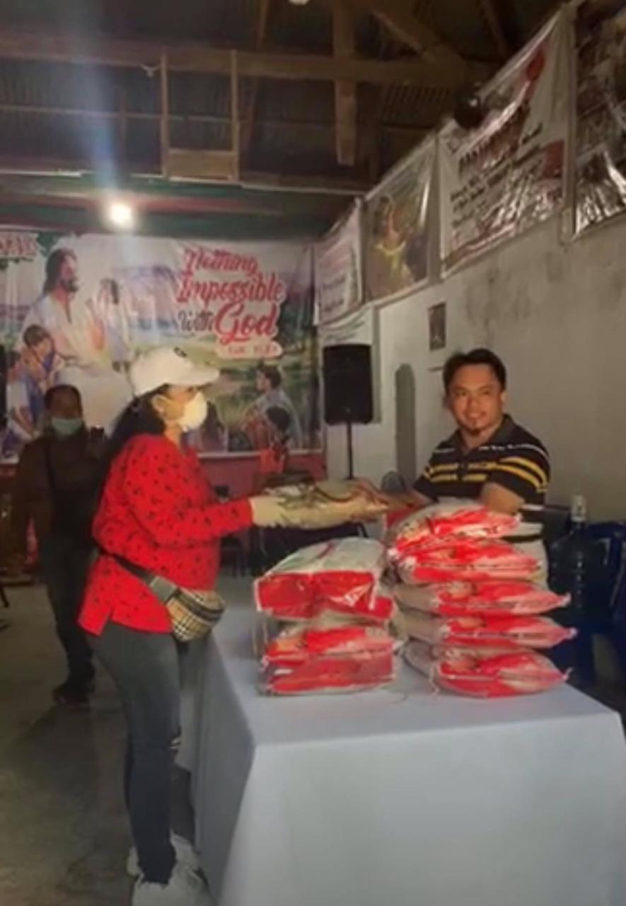 Sandra Rondonuwu Lakukan Penyemprotan Disinfektan dan Berbagi Sembako