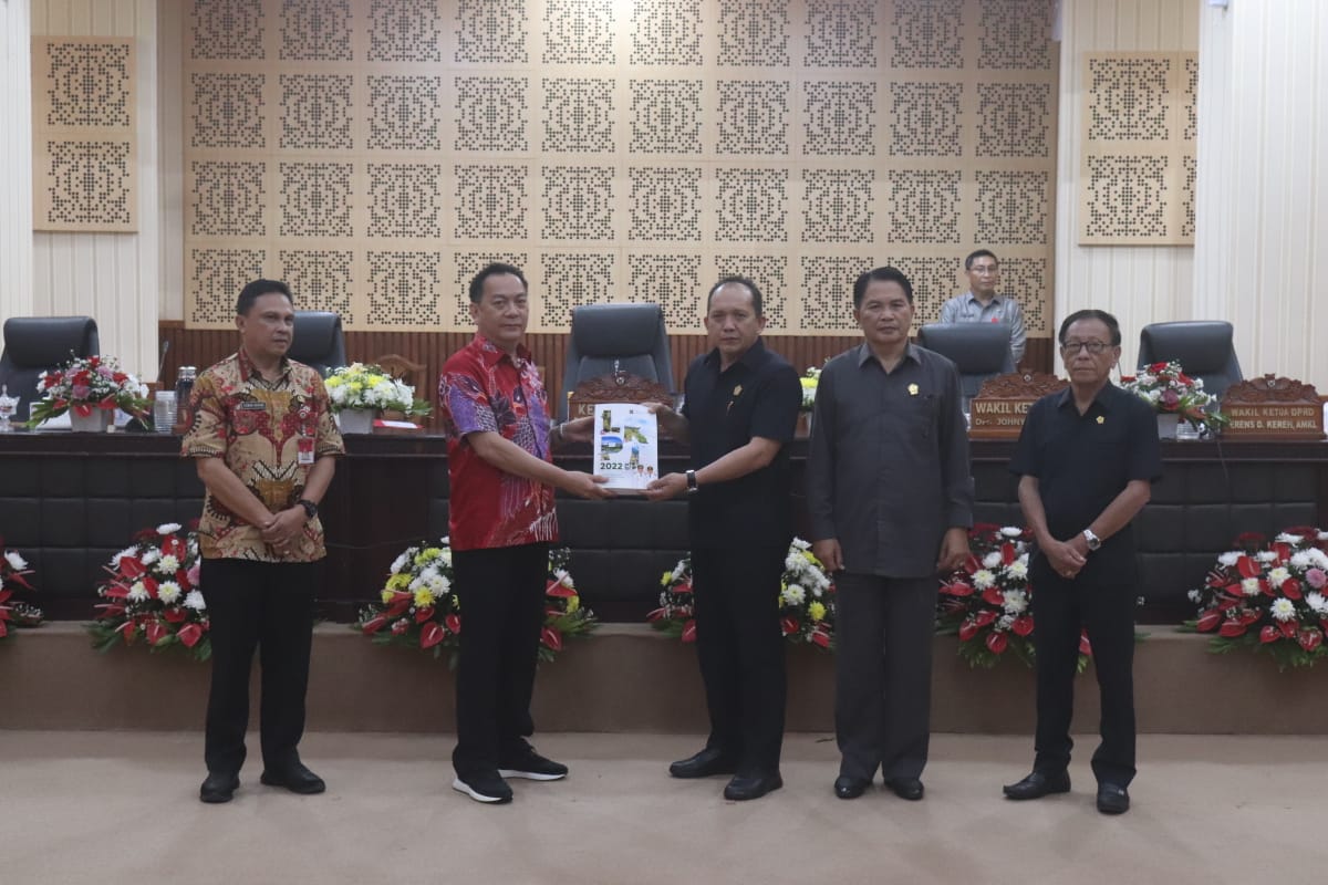 Caroll Serahkan LKPJ Walikota 2022