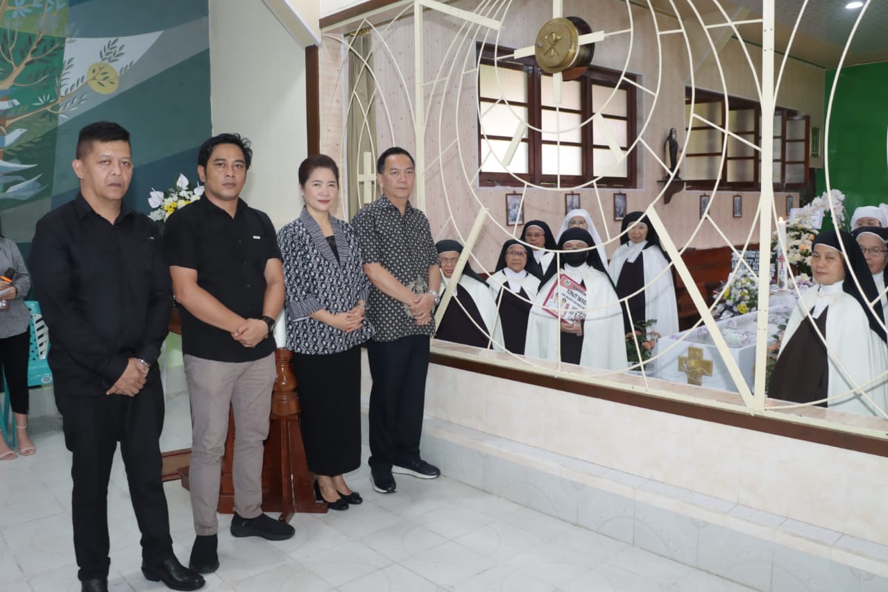 Sr Stephanie Mangkat, Senduk dan Karundeng Sambangi Biara Karmel