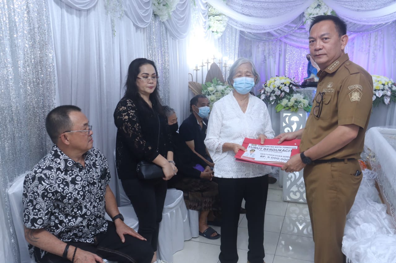 Caroll Serahkan Santunan Duka Pemkot Tomohon Untuk Keluarga Sangi-Polii