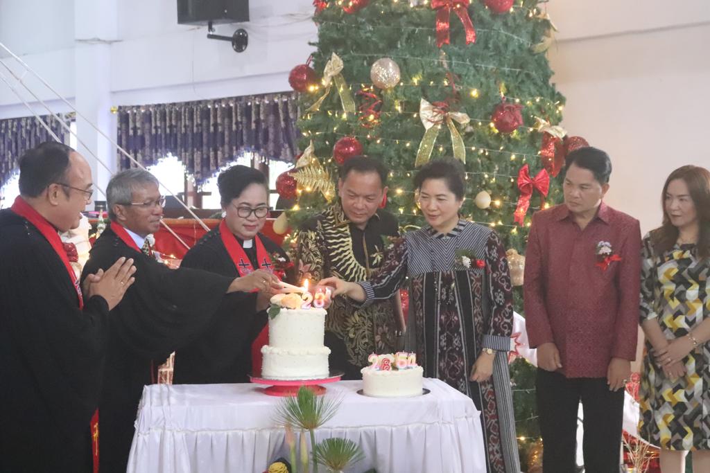 Caroll dan JeandArc Bersyukur Bersama Jemaat GMIM Kakaskasen Baitel