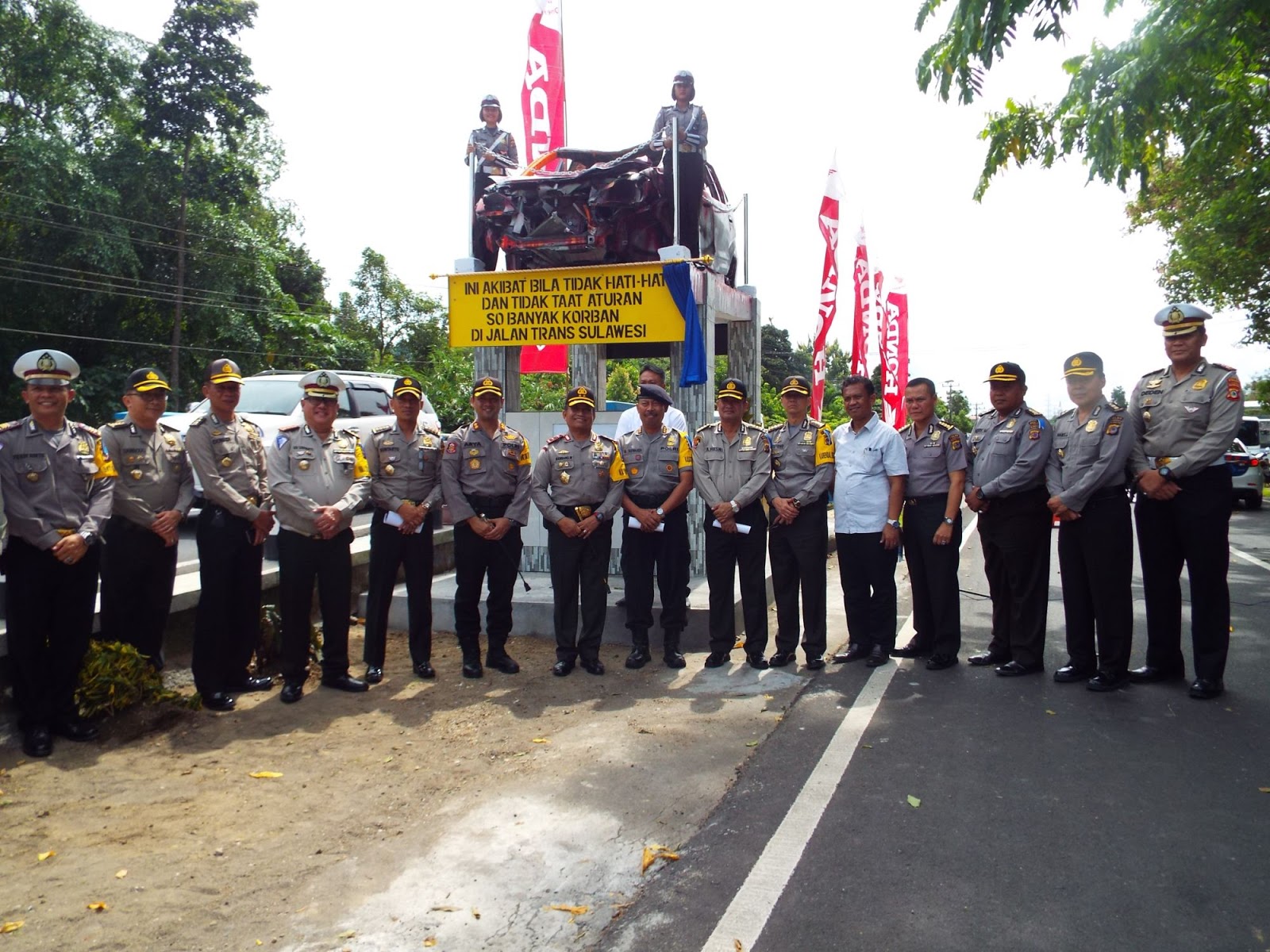 Kapolda Sulut Resmikan Tugu Lakalantas Di Trans Sulawesi