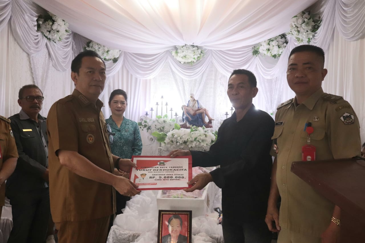 Caroll Sambangi Rumah Duka Rumende-Wondal