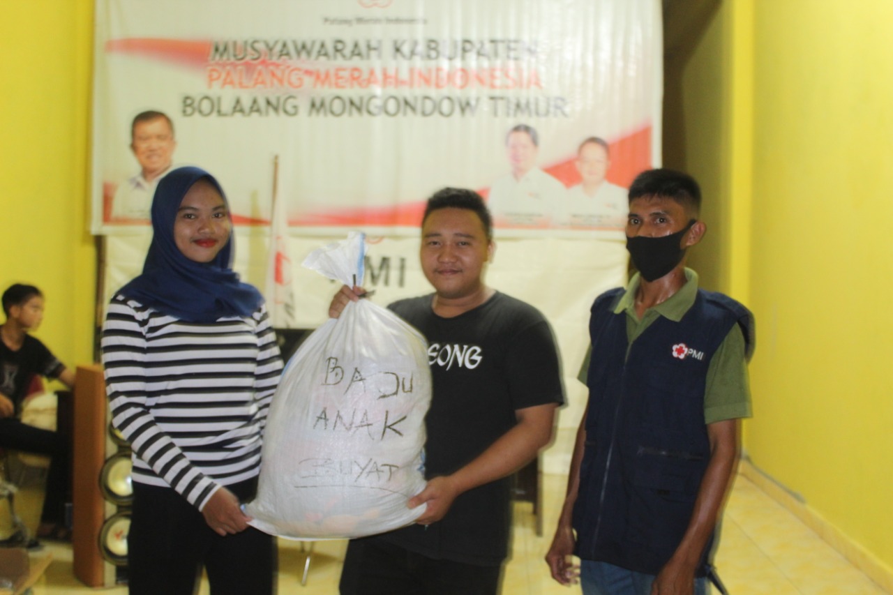Pemuda Buyat Bersatu Serahkan Bantuan Untuk Korban Bencana Bolsel