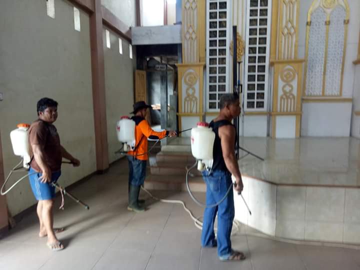 Pemerintah Desa Rumengkor dan Polsek Tombulu Lakukan Penyemprotan Disinfektan