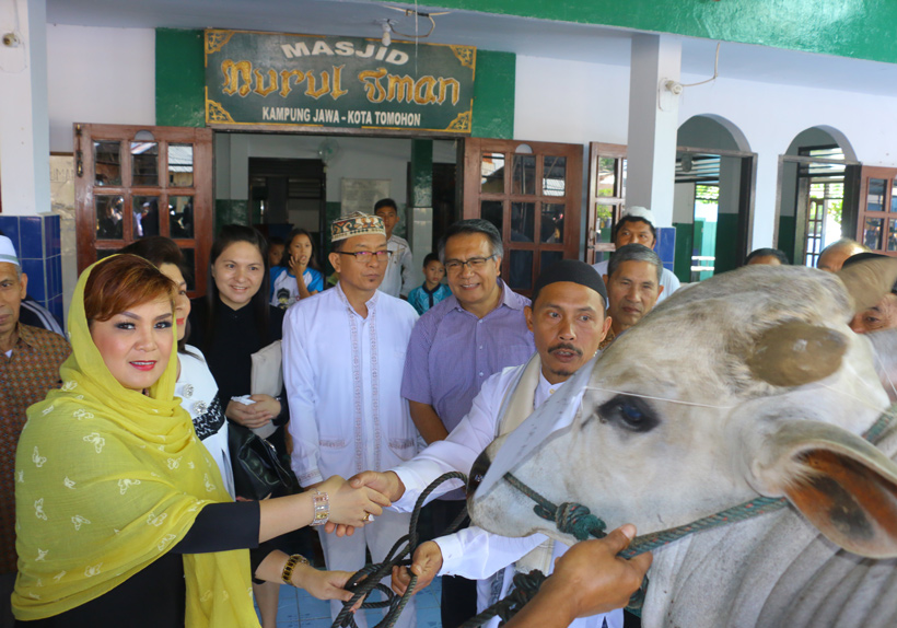 SAS Serahkan Hewan Kurban di Kampung Jawa