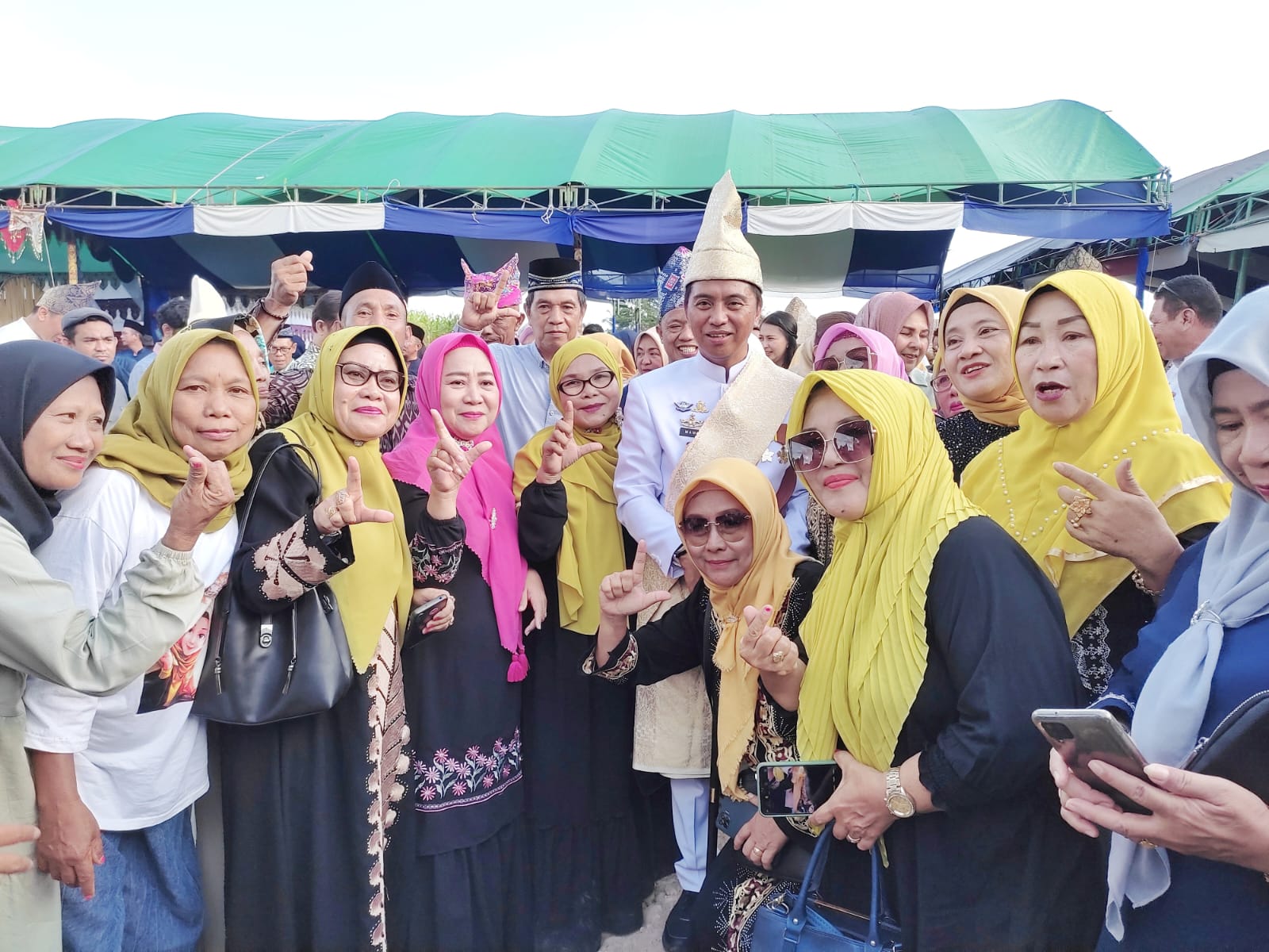 Resmikan Rudis Bupati, Mama-Mama Bersorak Sachrul Dua Periode 