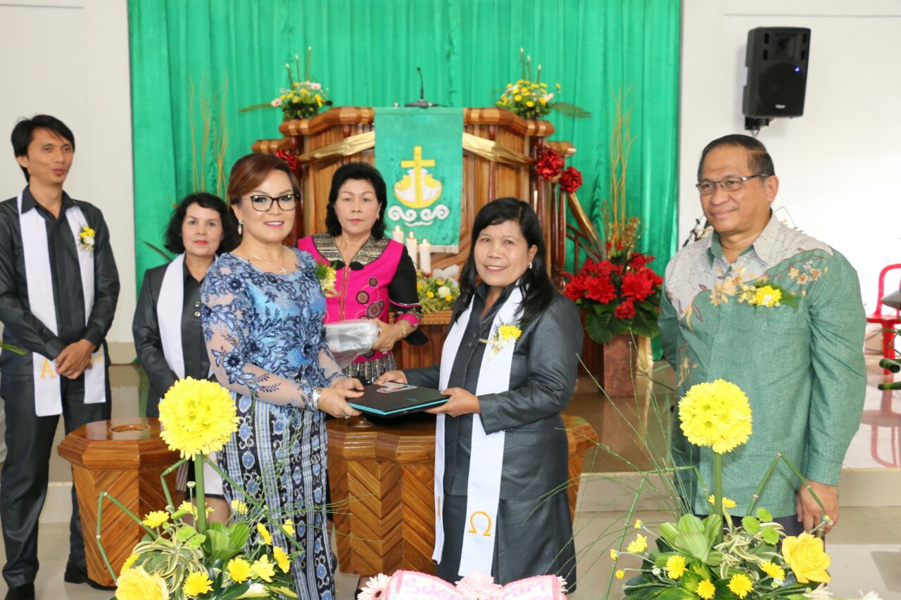 SAS Serahkan Laptop, LCD dan Uang ke GMIM Efrata