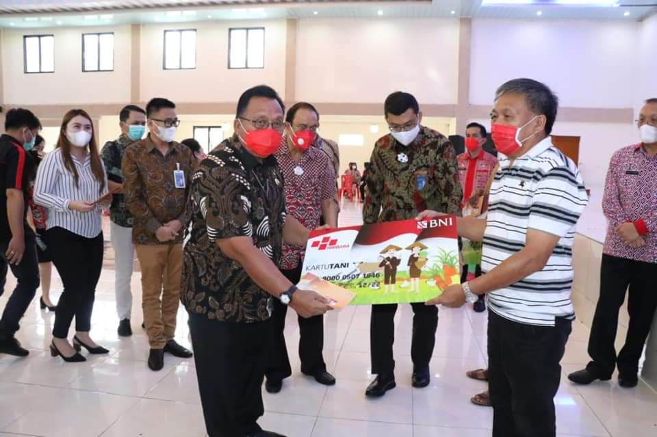 Beli Pupuk Subsidi Dipermudah, ROR-RD Serahkan Kartu Tani di Minahasa
