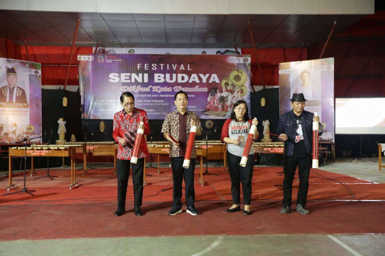Caroll Senduk Buka Festival Seni Budaya Tomohon 