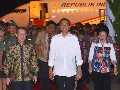 Presiden Jokowi Tiba di Manado Dengan Pesawat Air Force One