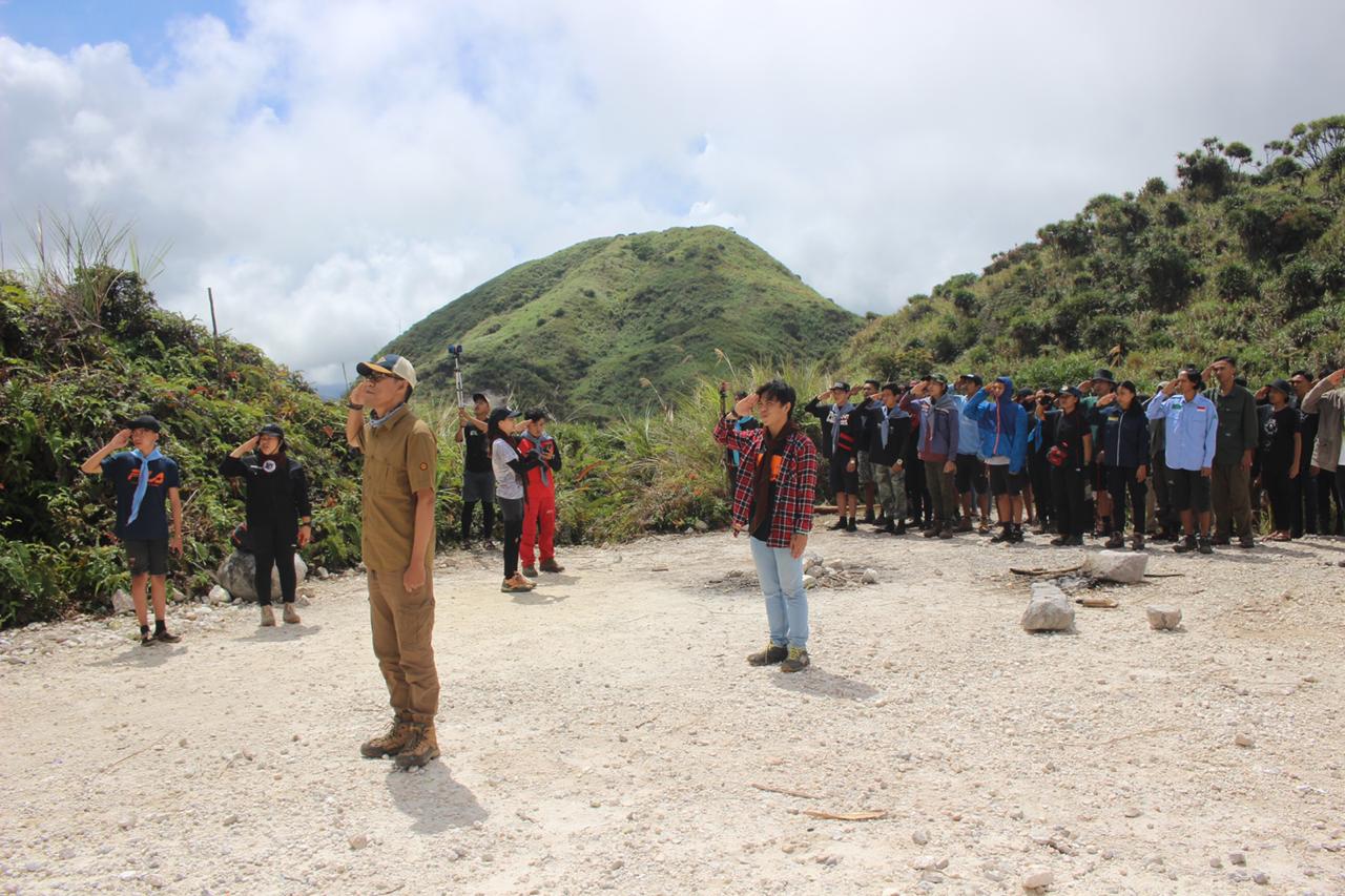 Pecinta Alam Sulut Kibarkan Merah Putih di Puncak Ambang 