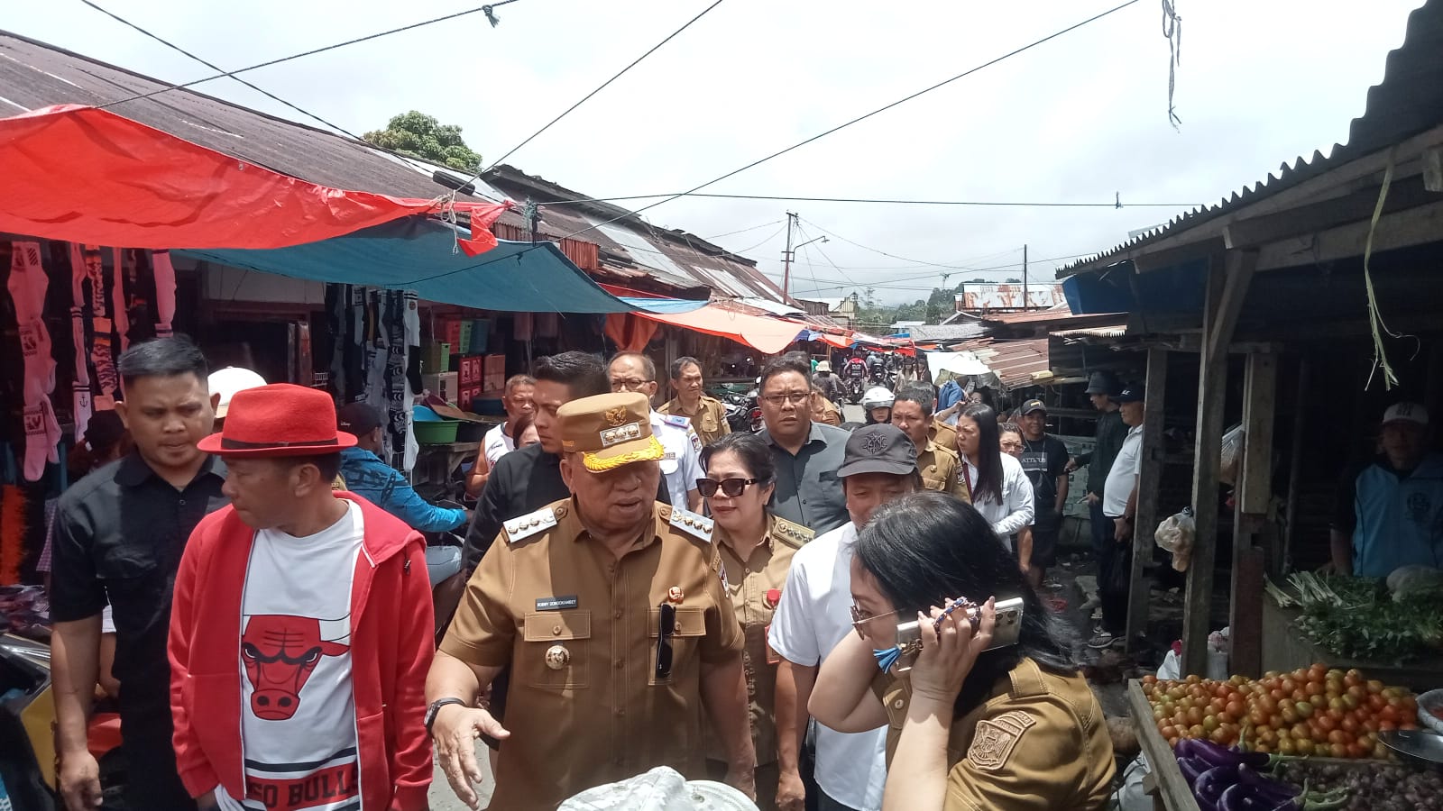 Jelang Idul Fitri, Bupati RD Pantau Ketersedian Bapok dan Harga di Pasar Kawangkoan 