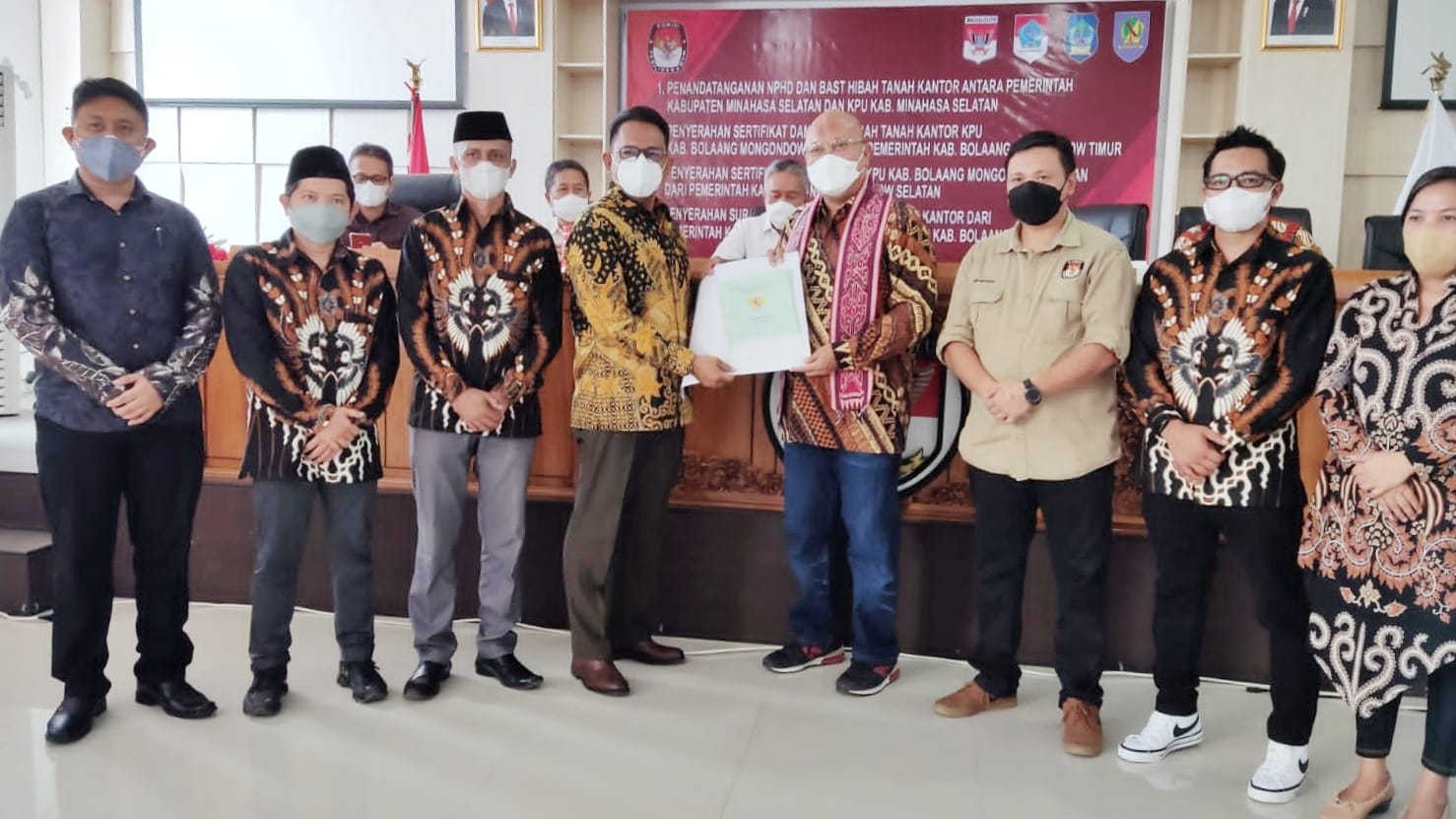 Pemkab Boltim Serahkan Sertifikat dan Surat Hibah Tanah Kepada KPU RI
