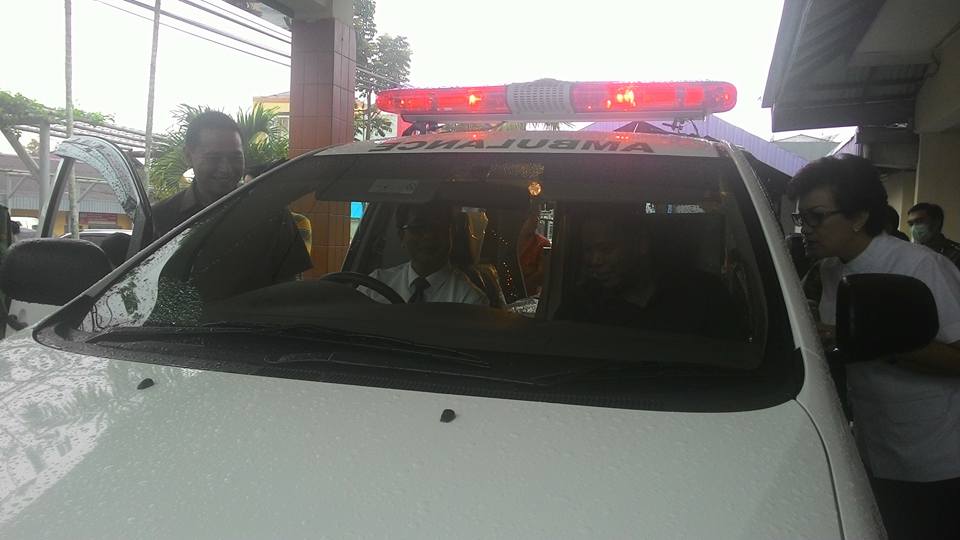 Eman Serahkan Bantuan Ambulance Ke RS Bethesda Tomohon