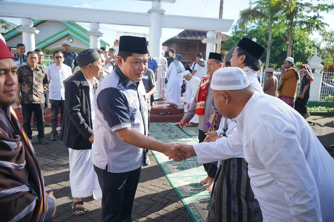 Penjabat Bupati Jemmy Kumendong Hadiri Sholat Idul Adha di Masjid Agung Al-Falah Kyai Modjo Tondano