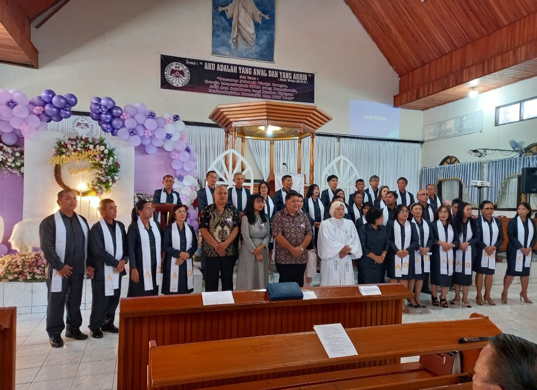 Wakili Bupati Minahasa, Kadis Koperasi Sibby Sengke Hadiri HUT ke 32 Jemaat GMIM Marturia Roong