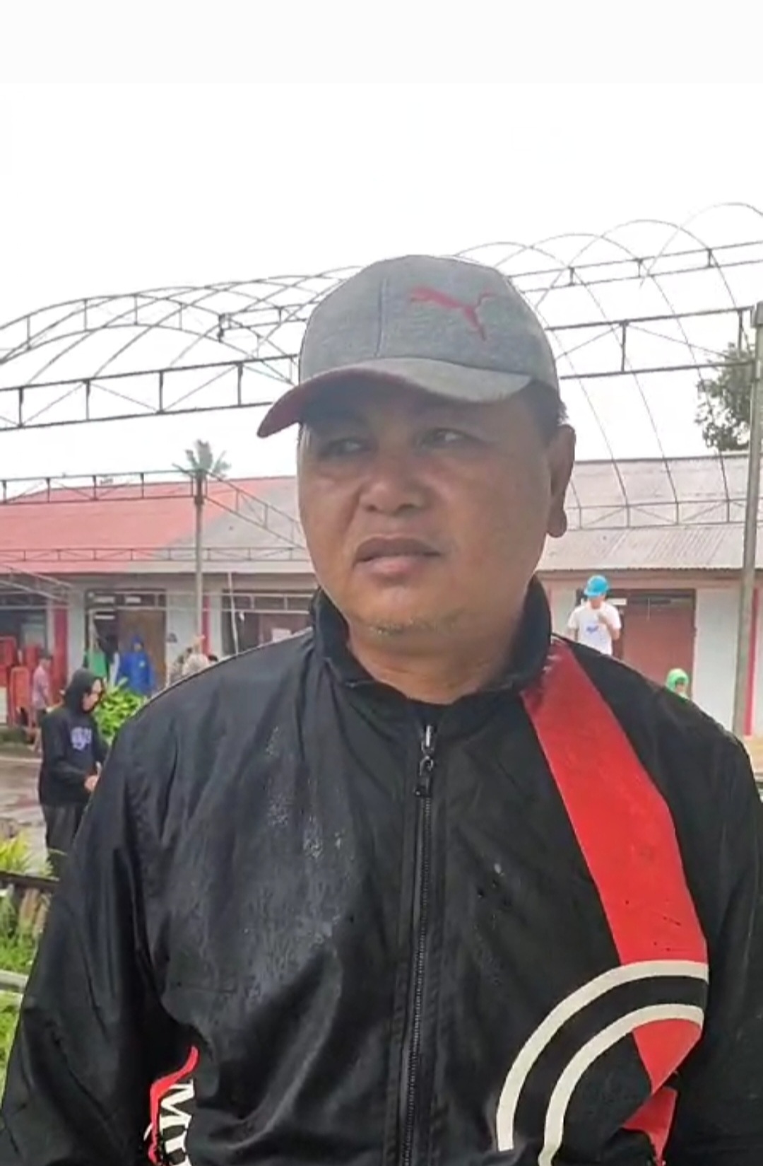 Persiapan HUT Desa Toraget ke 70, Kumtua Rolly Tulangow Pimpin Pembuatan Bangsal Tempat Berlangsungnya Acara