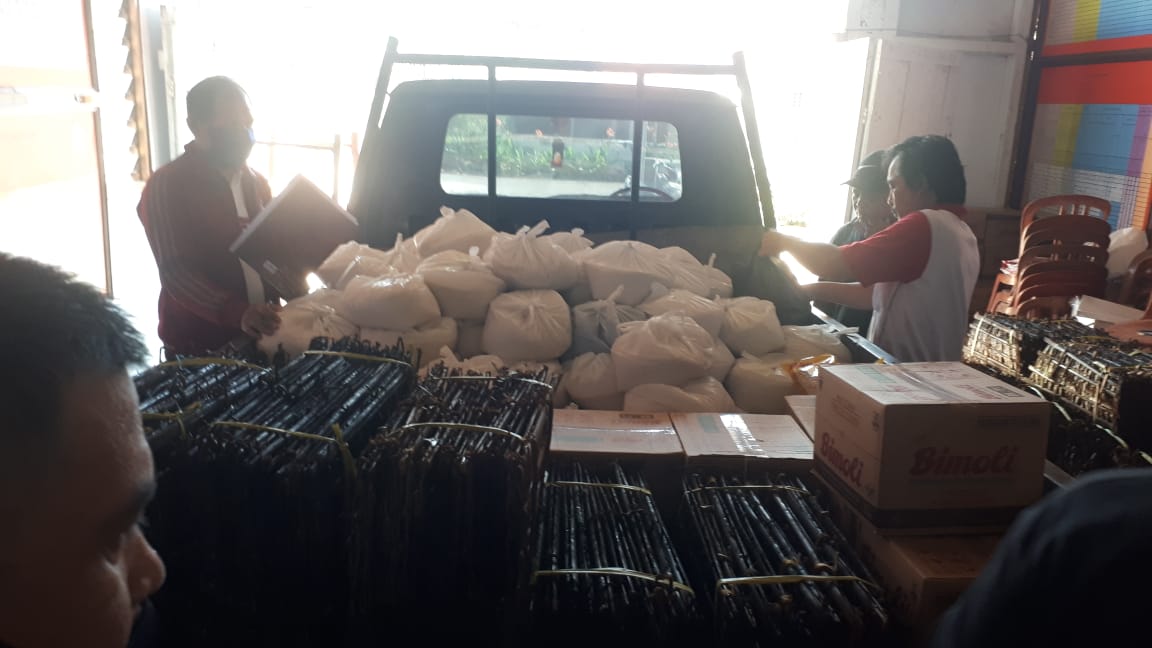 Pemdes Kembes Satu Salurkan Bansos, Warga Bersyukur