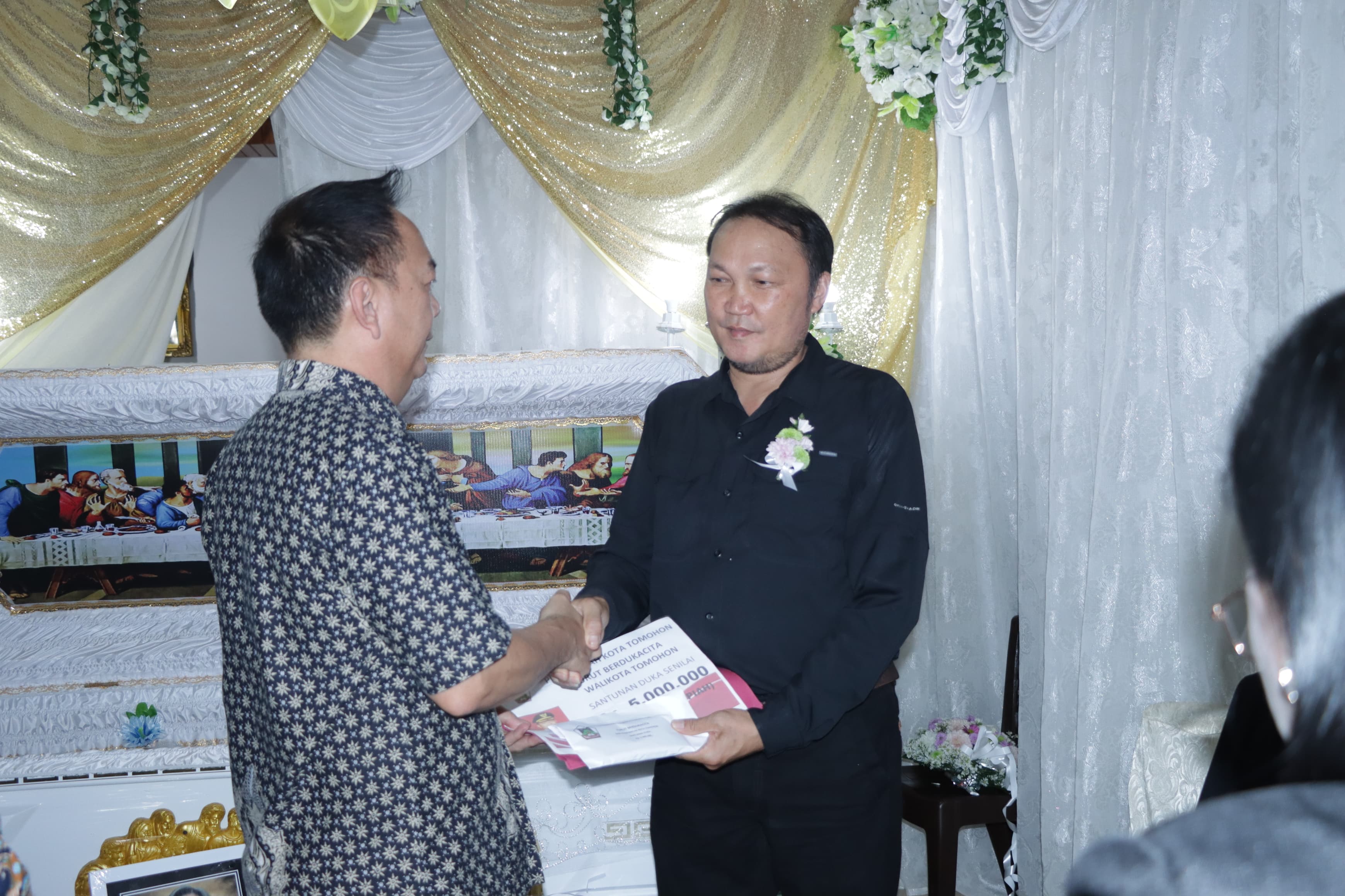 Caroll Senduk Melayat Atas Meninggalnya Ibu Guru Noviane Rondonuwu 