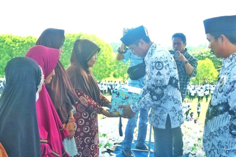 HGN ke-77, Pemkab Boltim Bagikan Sembako 