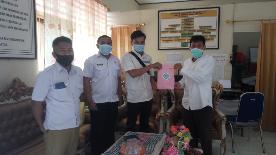 Peduli Dunia Pendidikan, Pemuda Muhammadiyah Boltim Berikan Bantuan ke Sekolah-Sekolah