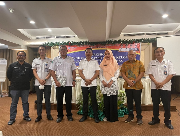 Bupati Sachrul Serahkan SK Direktur RSUD Boltim ke Manoppo