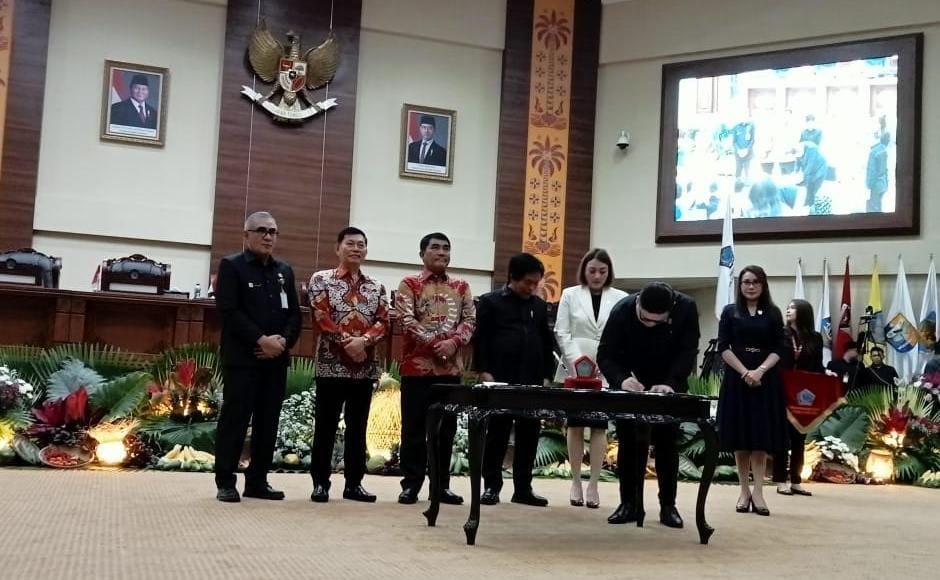 Pakai Kemeja Batik Motif Naga, DPRD Sulut Sahkan Yulius-Vicktor 