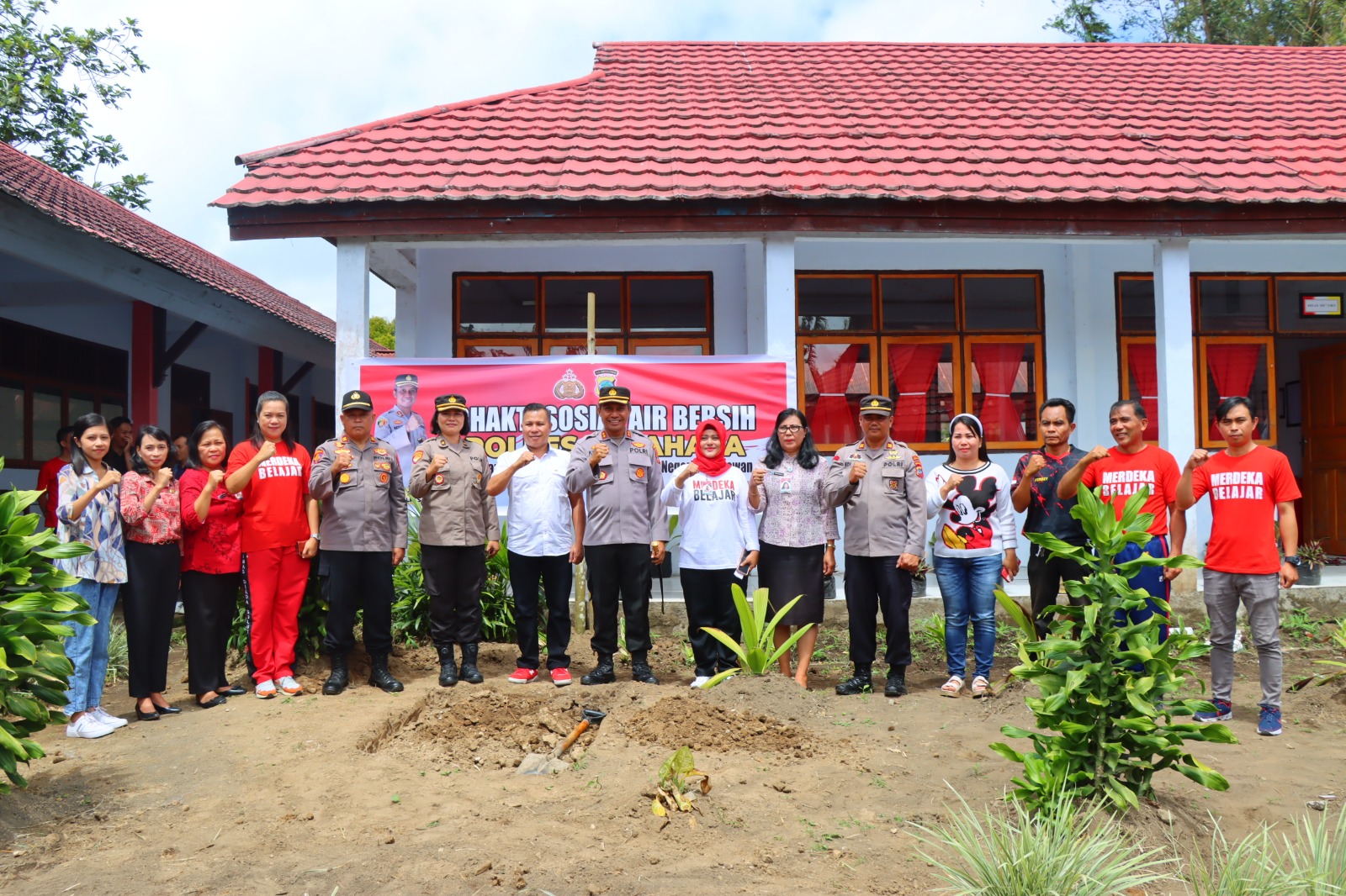 Bhakti Sosial, Polres Minahasa Berikan Pompa Air dan Lakukan Penggalian Sumur di SMK 1 Langowan