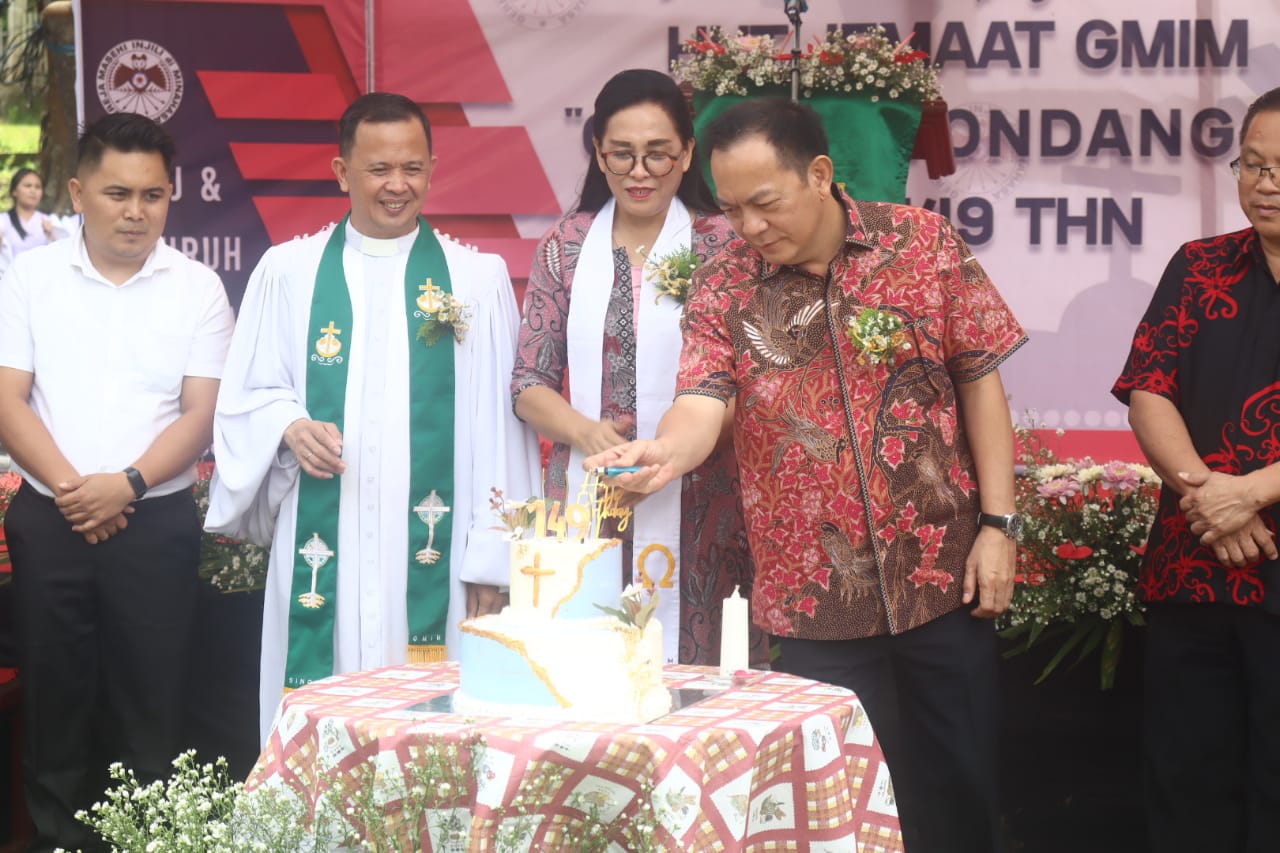 Wali Kota Caroll Hadiri HUT GMIM Golgota Tondangow ke-149