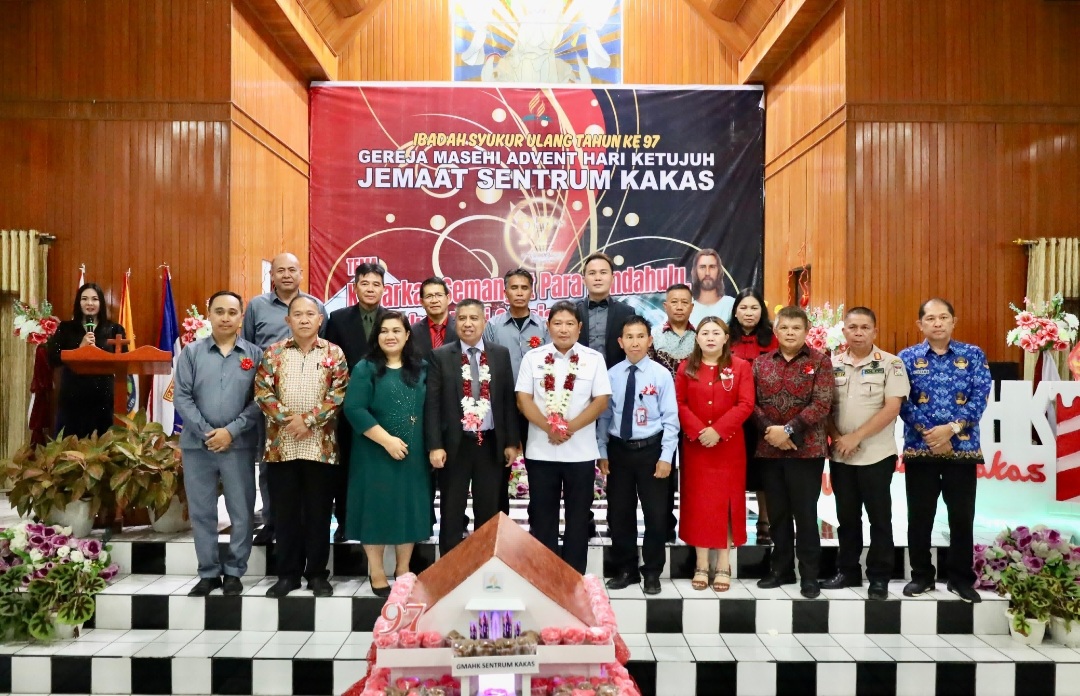 Pj Bupati Kumendong Hadiri Ibadah Syukur GMAHK Sentrum Kakas ke-97