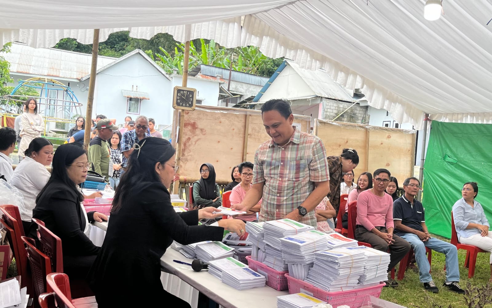 Sekda Tomohon Coblos di TPS 001 Walian Dua