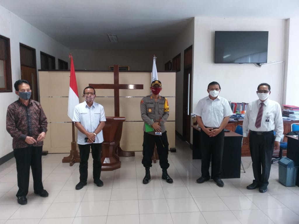 Silaturahmi Dengan Ketua Sinode GMIM, Kapolres Tomohon Bicarakan Sejumlah Persoalan