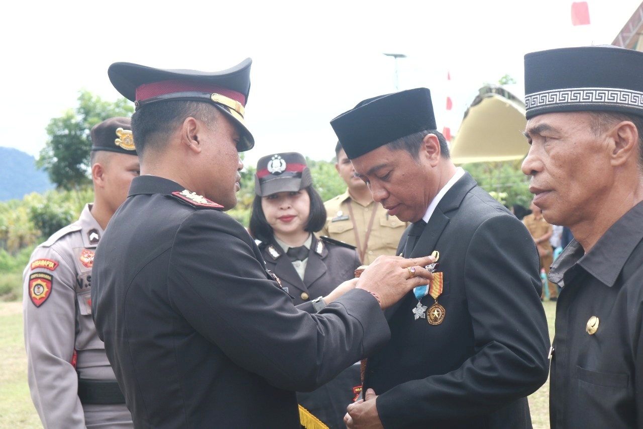 HUT Bhayangkara ke-76, Bupati Sachrul Terima Penghargaan