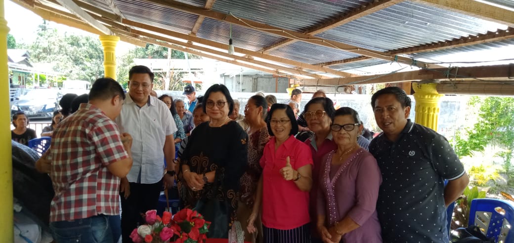 Kevin Lotulung Dampingi Adriana Dondokambey Silahturahmi Dengan Lansia Wilayah Talawaan
