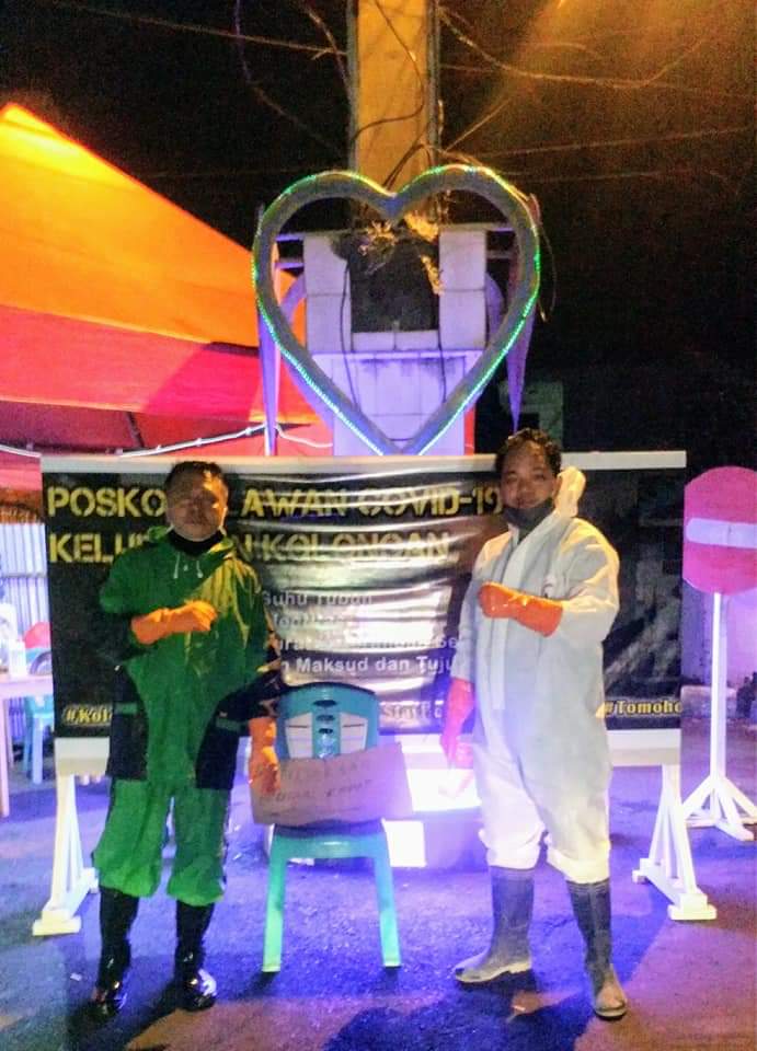Relawan Covid-19 Kolongan Lakukan Penyemprotan Disinfektan di Rumah Warga 