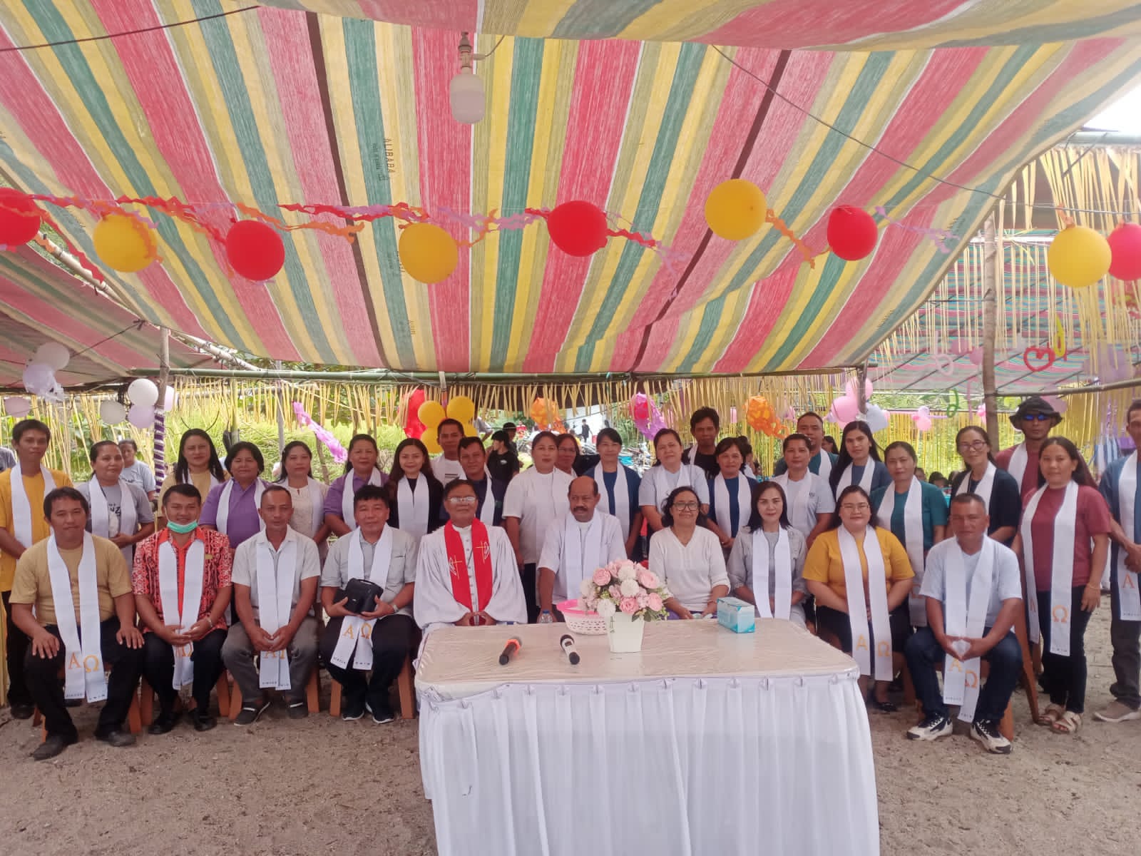 Refleksikan Kenaikan Yesus Kristus, Umat GMIM Eben Haezer Bentenan Menyatu di Pesisir Pantai