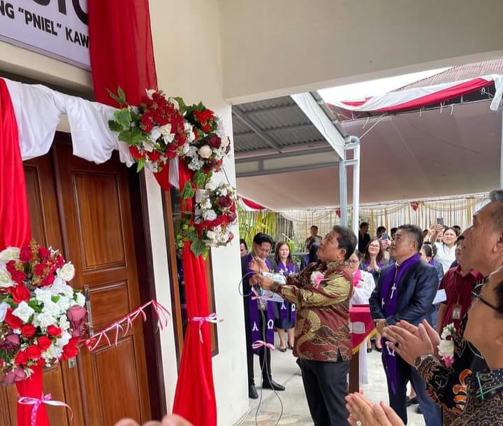 Bupati Jemmy Kumendong Hadiri HUT ke 2 KGPM Pniel Kawangkoan Sekaligus Resmikan Pastori Jemaat