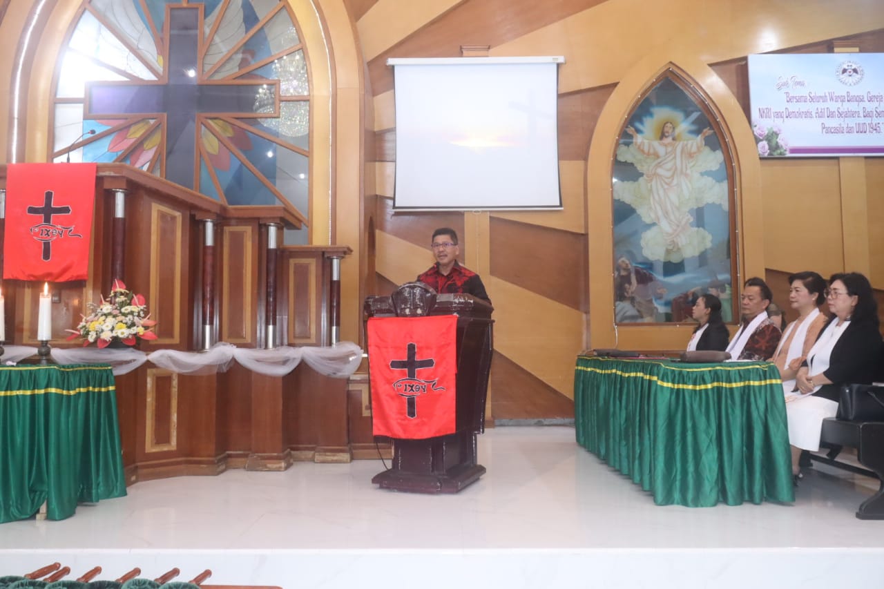 Pjs Wali Kota Tomohon Beribadah di GMIM Kakaskasen Pniel