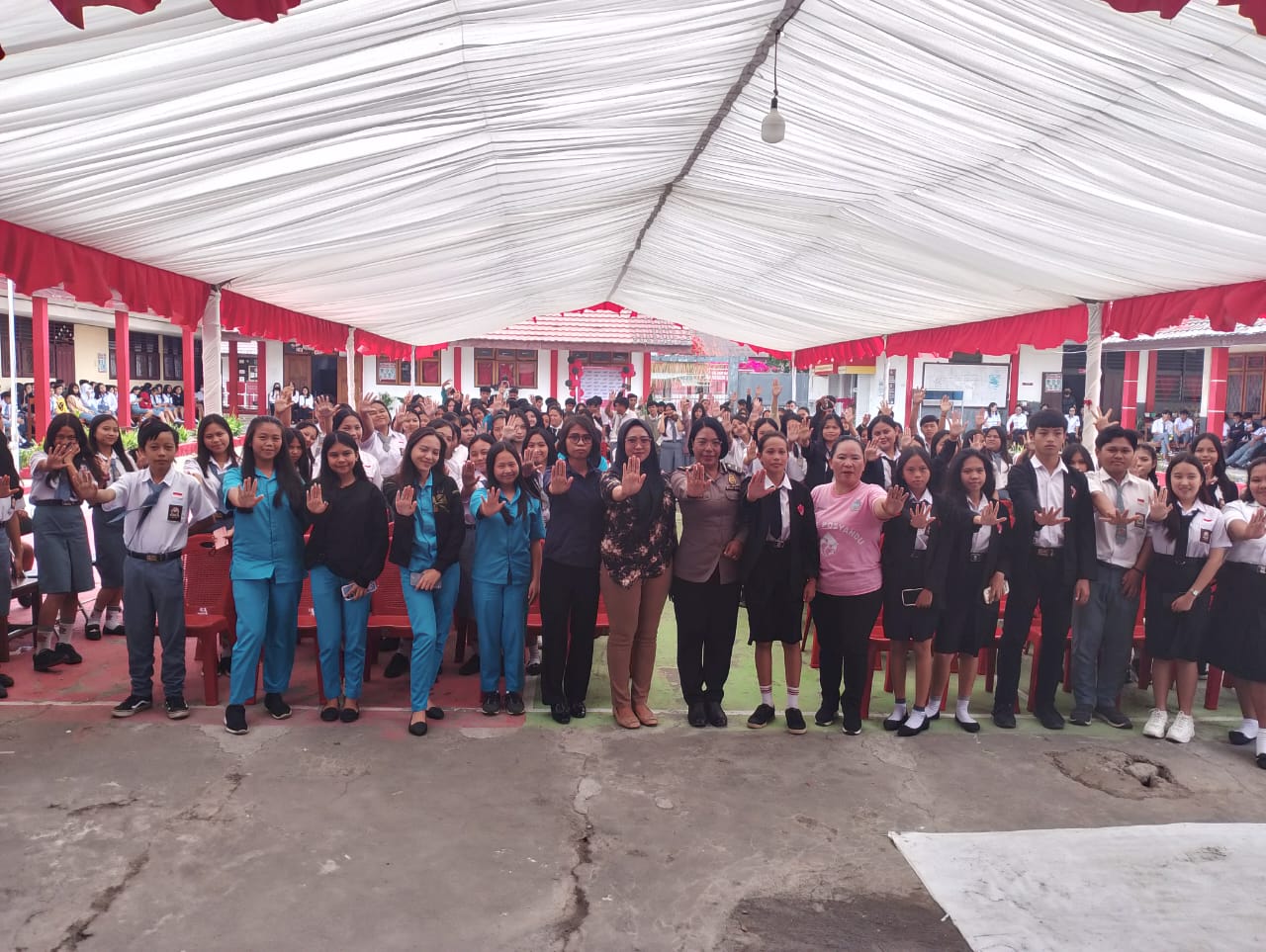 Polres Minahasa Sosialisasikan Kampung Bebas Narkoba di SMKN 2 Tondano