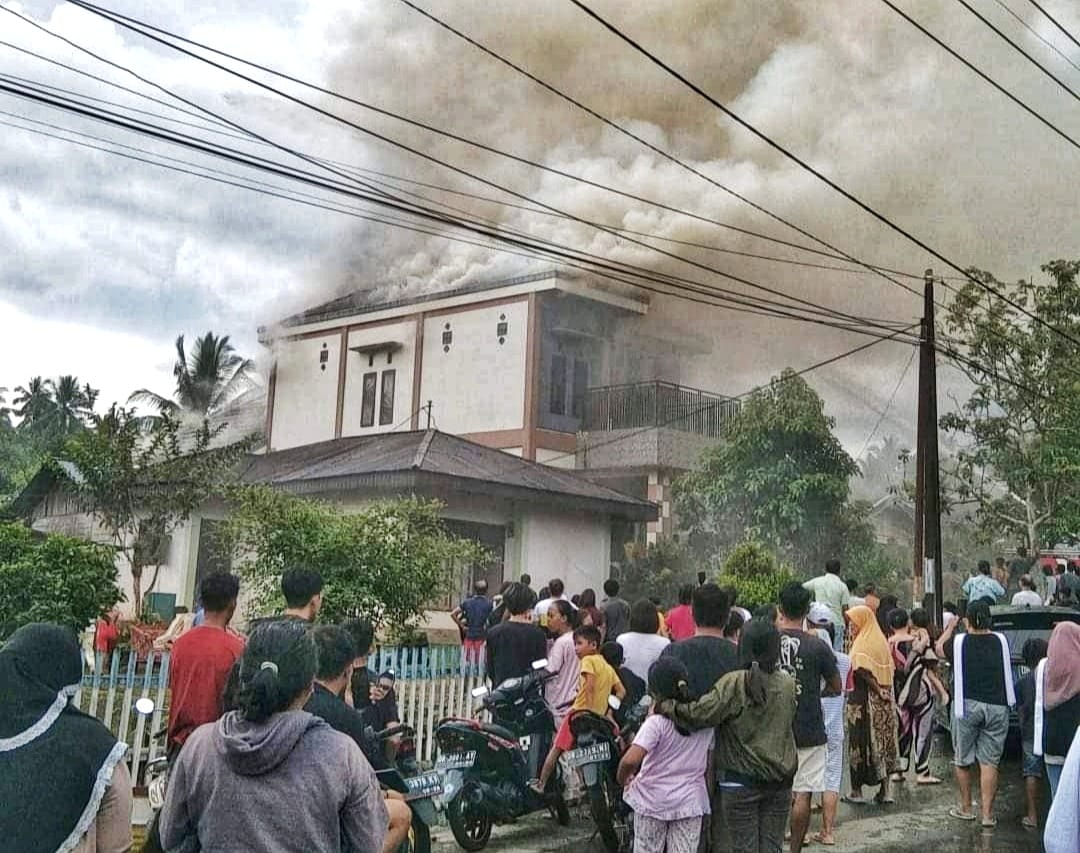 Rumah Kepala Disdikbud Boltim Dilahap Si Jago Merah