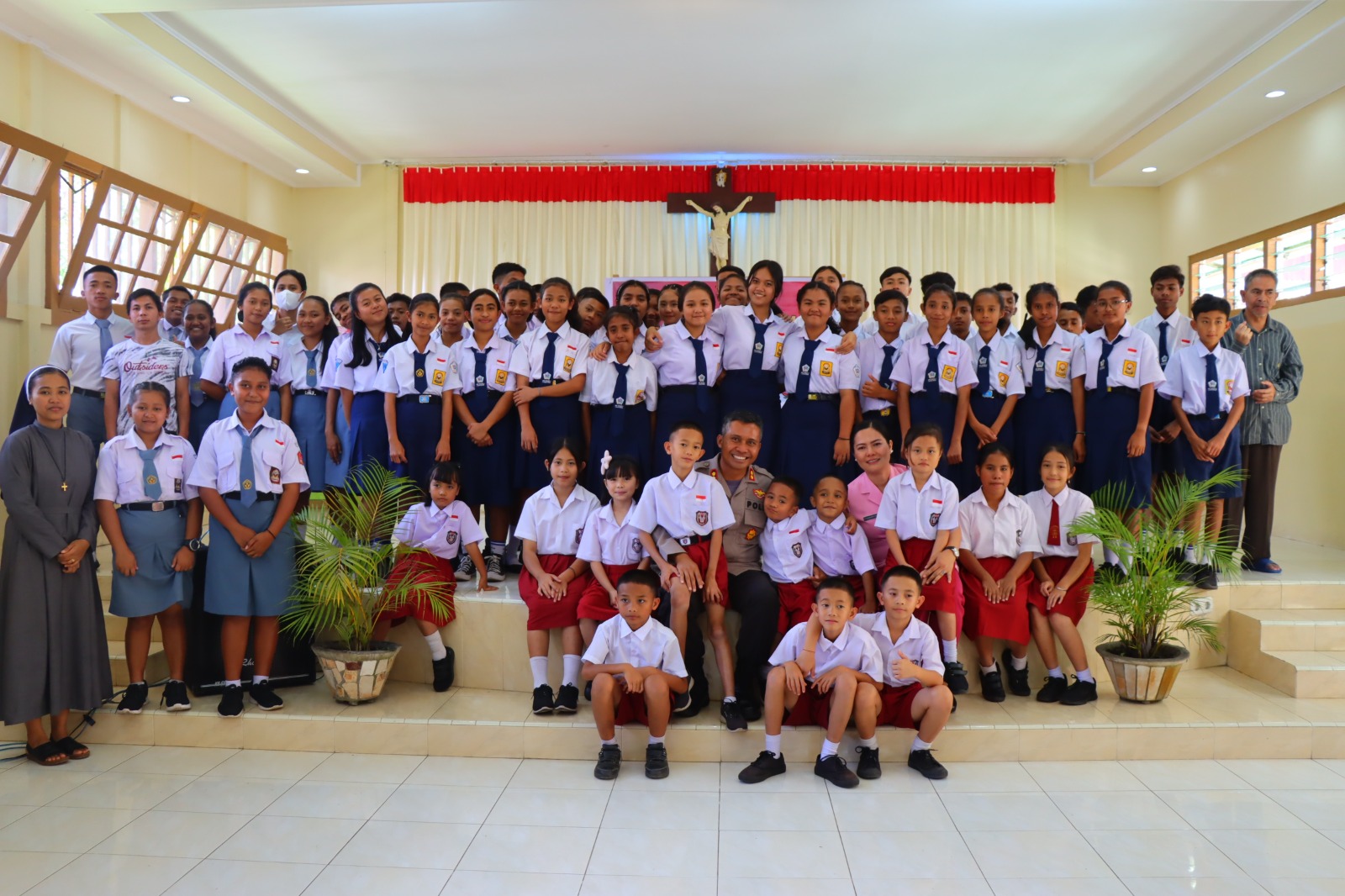 Kapolres Ketut Suryana Berikan 620 Buku dan Alat Tulis Kepada Anak Panti Asuhan Melania Langowan