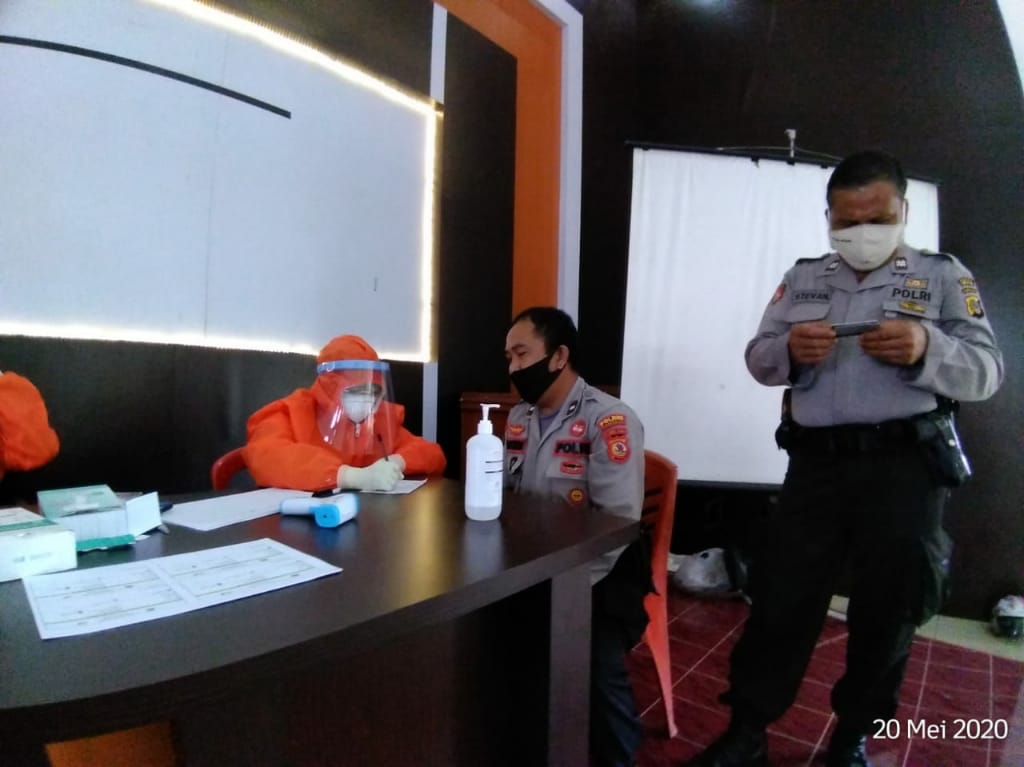 Tim Cekal Polres Tomohon Jalani Rapid Test