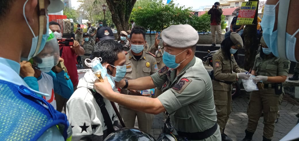 Bagikan Masker Medis, Kasat Pol PP Manado: Ini Bentuk Edukasi